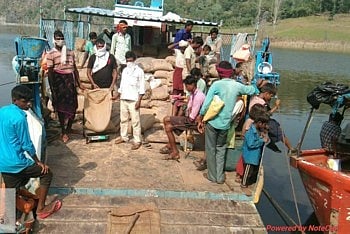 बोटीने प्रवास करून दुर्गम भागातील नागरिकांना केले अन्नधान्याचे वाटप ! 
