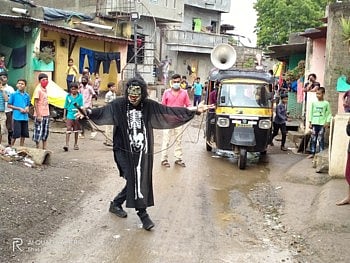 अन पोलिस दादा गावात फिरते पथानाट्य करू लागले 