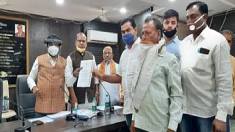 10 workers gave threat to end their life in wardha 
