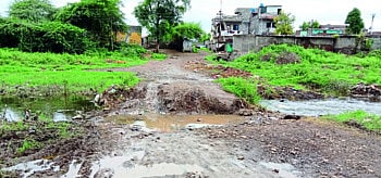 चार दशकांपासून नदीपात्रातून प्रवास, पुलाअभावी जीव धोक्यात 