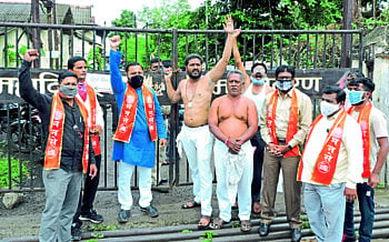 मनसेने ठोकले वीज कंपनी कार्यालयाला कुलूप 
