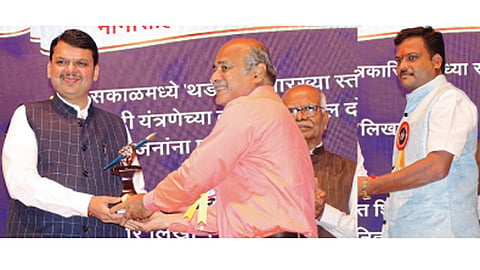 मुंबई - राज्य सरकारतर्फे विविध पत्रकारिता पुरस्कारांचे वितरण मुख्यमंत्री देवेंद्र फडणवीस यांच्या हस्ते करण्यात आले. या वेळी नानासाहेब परुळेकर पुरस्कार मुख्यमंत्र्यांच्या हस्ते स्वीकारताना ज्ञानेश्‍वर बिजले आणि प्रमोद बोडके.