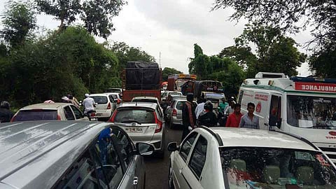पुणे-नाशिक महामार्गावर वाहतूकीची कोंडी 