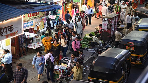 पालिकेच्या कारवाईनंतरही फेरीवाल्यांनी पदपथांवर मांडलेले ठाण