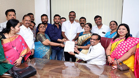 परिवहन समितीसाठी उमेदवारी अर्ज दाखल करताना राष्ट्रवादीचे नितीन पाटील. (छायाचित्र : दीपक कुरकुंडे)