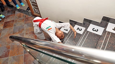 Wonder boy from nagpur crossed 102 stairs by doing Chakrasan  