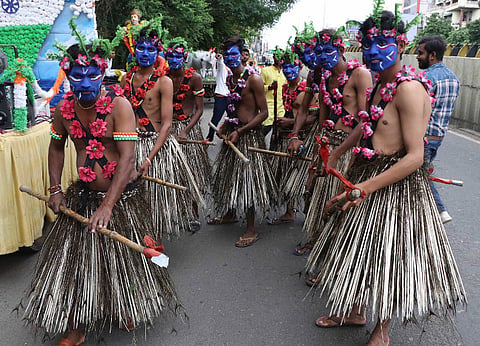 नागपूर : पारंपरिक आदिवासी नृत्याचे सादरीकरण करताना युवक. 