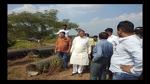 पेण : हेटवणे पाणीपुरवठा योजनेची पाहणी करताना आमदार रवींद्र पाटील यांच्‍यासमवेत सरकारी अधिकारी.