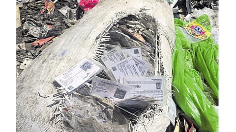मार्केट यार्ड - येथील ओढ्यात पिंपरी-चिंचवड प्रादेशिक परिवहन कार्यालयातील टाकलेले वाहन परवाने.