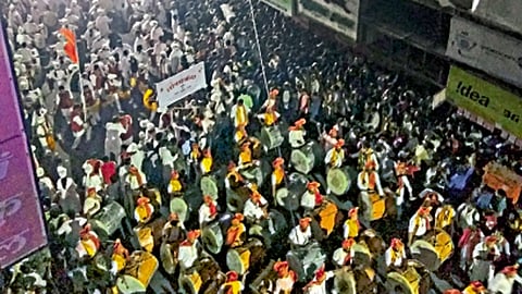 लक्ष्मी रस्ता - एकेरी पादचारी मार्गांचे पोलिसांचे नियोजन अपुरे पडल्यामुळे पुणे नगर वाचन मंदिराजवळ नागरिकांना मंगळवारी रात्री चेंगराचेंगरीला सामोरे जावे लागले.