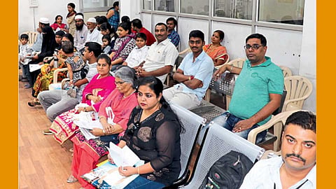 खराडवाडी, पिंपरी - येथील टपाल कार्यालयात पासपोर्टसाठी झालेली गर्दी.