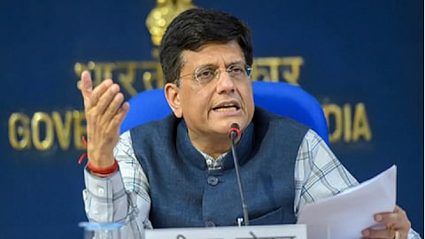 त्यानंतरच मुंबई लोकल सुरु करण्याचा निर्णय घेऊ: पियुष गोयल