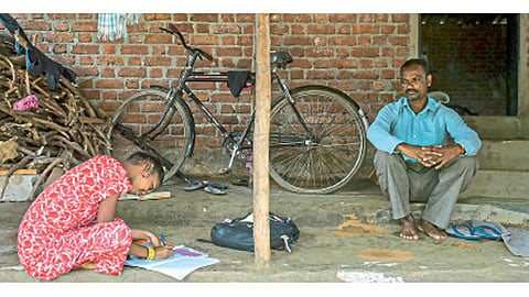 मुंबई - रोजंदारी कामगाराची मुलगी दहावीच्या डिजिटल क्‍लाससाठी स्मार्ट फोनच्या प्रतीक्षेत.