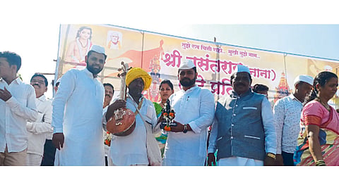 मॅक्‍झीन चौक, दिघी - येथे वसंतराव लोंढे प्रतिष्ठानच्या वतीने दिंडीप्रमुखांना प्रतिष्ठानचे अध्यक्ष प्रवीण लोंढे यांच्या हस्ते विठ्ठलाची मूर्ती देऊन सन्मानित करण्यात आले.