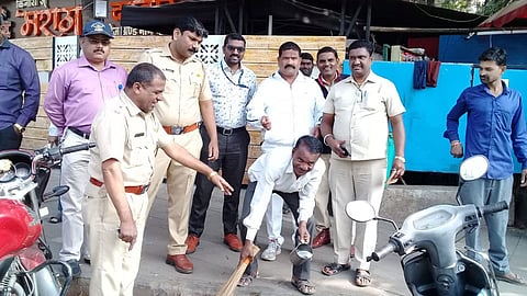 रस्त्यावर थुंकला अन्...