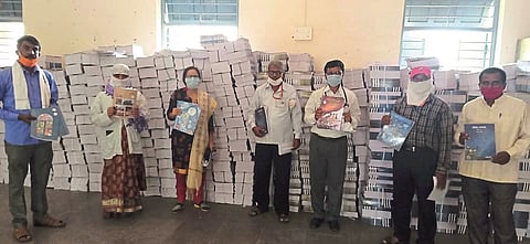 उस्मानाबाद : गटशिक्षणाधिकारी कार्यालयाला प्राप्त झालेली पाठ्यपुस्तके. 