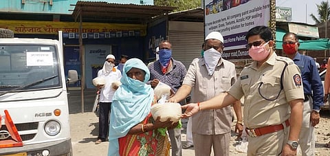 उस्मानाबाद : शहरातील समाजसेवकांकडून गरजू कुटुंबीयांना धान्याचे वाटप करण्यात येत आहे. ख्वाजानगरमध्ये गरजू कुटुंबाला धान्य देताना पोलिस अधीक्षक राजतिलक रौशन. 