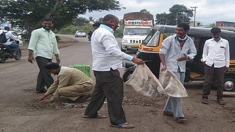 वाह, क्या बात है! स्वतः रिक्षा चालकांनीच बुजवले रस्त्यावरचे खड्डे