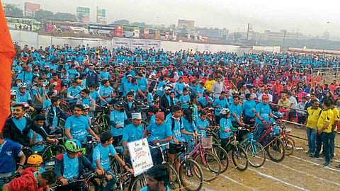 भोसरी - येथील सर्व्हे क्रमांक एकमधील मैदानात इंद्रायणी नदी स्वच्छतेसाठी काढण्यात आलेल्या रिव्हर सायक्‍लोथॉनला नागरिकांचा उत्स्फूर्त प्रतिसाद मिळाला.