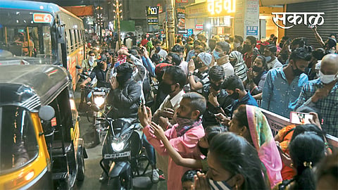 पुणे - रस्त्यावर वाहनांची सर्वाधिक गर्दी असलेली रात्रीची वेळ.. मंदिरासमोर रस्त्याच्या मध्येच दुचाकी थांबवून दर्शन घेणारा तरुण.. मास्क नाकाखाली ओढून मोबाईल फोनवर मूर्तीचे छायाचित्र घेणारा घोळक्‍यातील ‘भाविक’... गर्दीत ‘सोशल डिस्टन्सिंग’चा उडालेला फज्जा... 