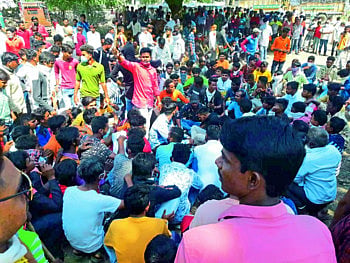 सारंगखेड्यात निषेध रॅलीतील जमावाकडून संशयिताच्या घरावर हल्ला 