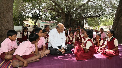 सातारा - येथील धनणीच्या बागेत आत्महत्याग्रस्त शेतकऱ्यांच्या मुलांशी हितगुज करताना डॉ. अनिल पाटील.