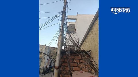 भोसरीतील गवळीमाथा परिसरात वीज केबलचे जाळे 