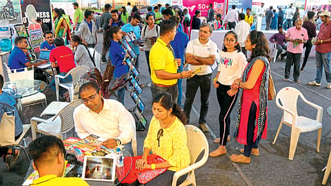 पंडित फार्म, कर्वेनगर - ‘सकाळ हॉलिडे कार्निव्हल’मध्ये विविध स्टॉलवर पर्यटकांनी केलेली गर्दी.