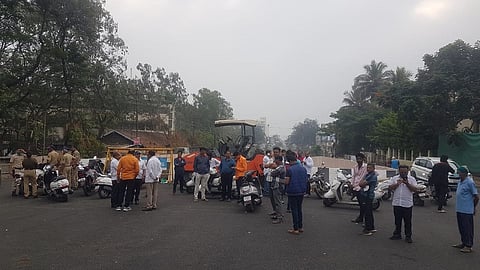 महापुरुषाच्या नावाचा फलक फाडल्याप्रकरणी उदयनराजे समर्थक आक्रमक
