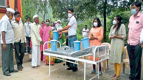 केळघर आरोग्य केंद्रावर ग्रामस्थांची 'सावली'!