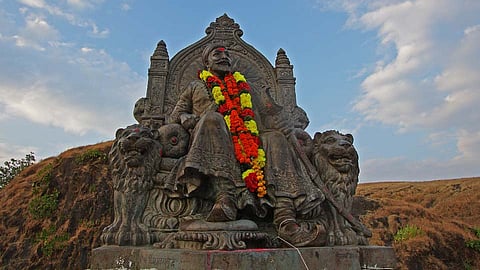 शेकडोंच्या उपस्थितीत शिवरायांना मानवंदना