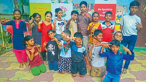 वडारवाडी - नैतिक मूल्य शिक्षणाचे धडे घेणारी झोपडपट्टीतील मुले.