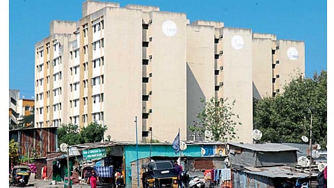 पिंपरी-चिंचवड लिंक रस्ता पत्राशेड, भाटनगर - महापालिकेच्या जेएनएनयूआरएम अंतर्गत उभारलेल्या झोपडपट्टी पुनर्वसन प्रकल्पाच्या इमारतीतील सदनिका गेल्या सहा वर्षांपासून वाटपाशिवाय पडून आहेत.