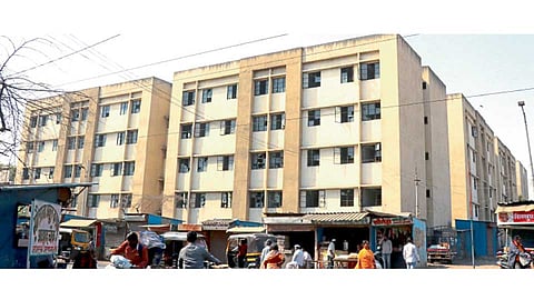 निगडी, पेठ क्रमांक २२ - महापालिकेच्या झोपडपट्टी पुनर्वसन प्रकल्पाची इमारत.