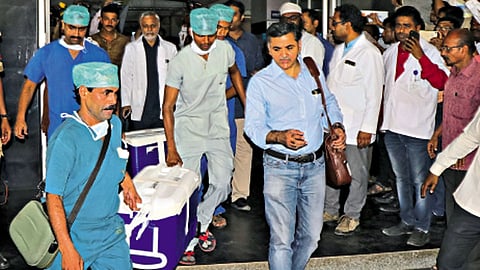 ओंकारचे हृदय काढून पुण्याला प्रत्यारोपणासाठी पाठविताना सर्वोपचार रुग्णालयातील डॉक्‍टरांचे पथक.