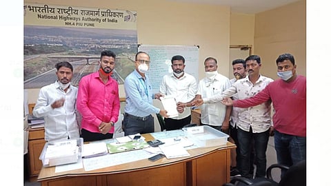 पुणे महामार्ग प्राधिकरणाचे प्रकल्प संचालक सुहास चिटणिस यांना निवेदन देताना भोर तालुका युवक काँग्रेसचे पदाधिकारी.