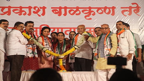 कल्याण : प्रचारसभेत सुप्रिया सुळे यांना पुष्पहार घालताना कार्यकर्ते.