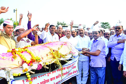  टाकळघाट ः जुन्या पेन्शनच्या मागणीसाठी शिक्षकांनी प्रतीकात्मक काढलेली अंत्ययात्रा. 