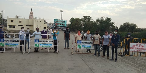 टाकळघाट :  गावबंदी करताना युवक.