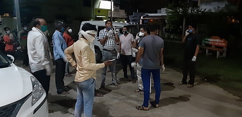 टेकाडी :  संताजी नगर परिसर सील करताना प्रशासनाचे कर्मचारी. 