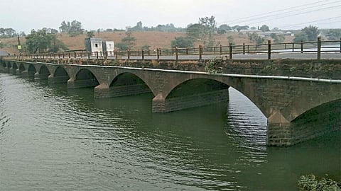 टाकवे बुद्रुक : इंद्रायणी नदीवरील ब्रिटिशकालीन धोकादायक पूल.