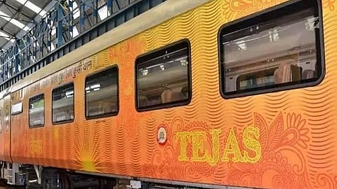 तेजस पुन्हा ट्रॅकवर; पहिल्याच दिवशी प्रवाशांचा तुफान प्रतिसाद