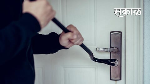 Thieves Robs in two flats overnight when family went out on Republic Day 