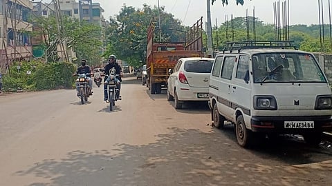 भोसरीत रस्त्यांवर अनधिकृत पार्किंग; वाहनचालकांना ठरतोय अडथळा 