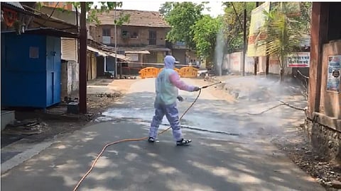 शहापूर : कोरोनाचा पहिला रुग्ण आढळल्यानंतर फवारणी करताना पंचायत कर्मचारी.