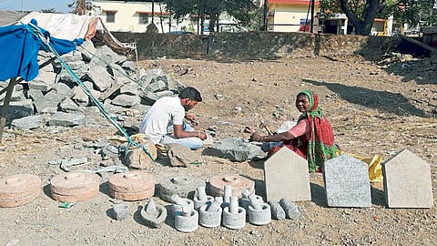 Positive Story : छिन्नी, हातोडीच्या बळावर दिला संसाराला ‘आकार’ (व्हिडिओ)