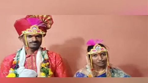ठरलेल्या दिवशी, ठरलेल्या वेळीच विवाह झाला अन् नवदाम्पत्याने मंदिरातच... 