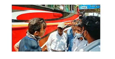  passenger behaves rude to a doctor while checking off a private luxury bus on Shiroli naka
