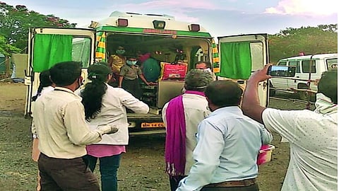 दुधाळा येथील कोरोना पॉझिटिव्ह बालिका आजारमुक्‍त झाल्यानंतर तिला घरी सोडताना अधिकारी.