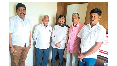 Sanjay Raut discusses with members of Maharashtra Integration Committee